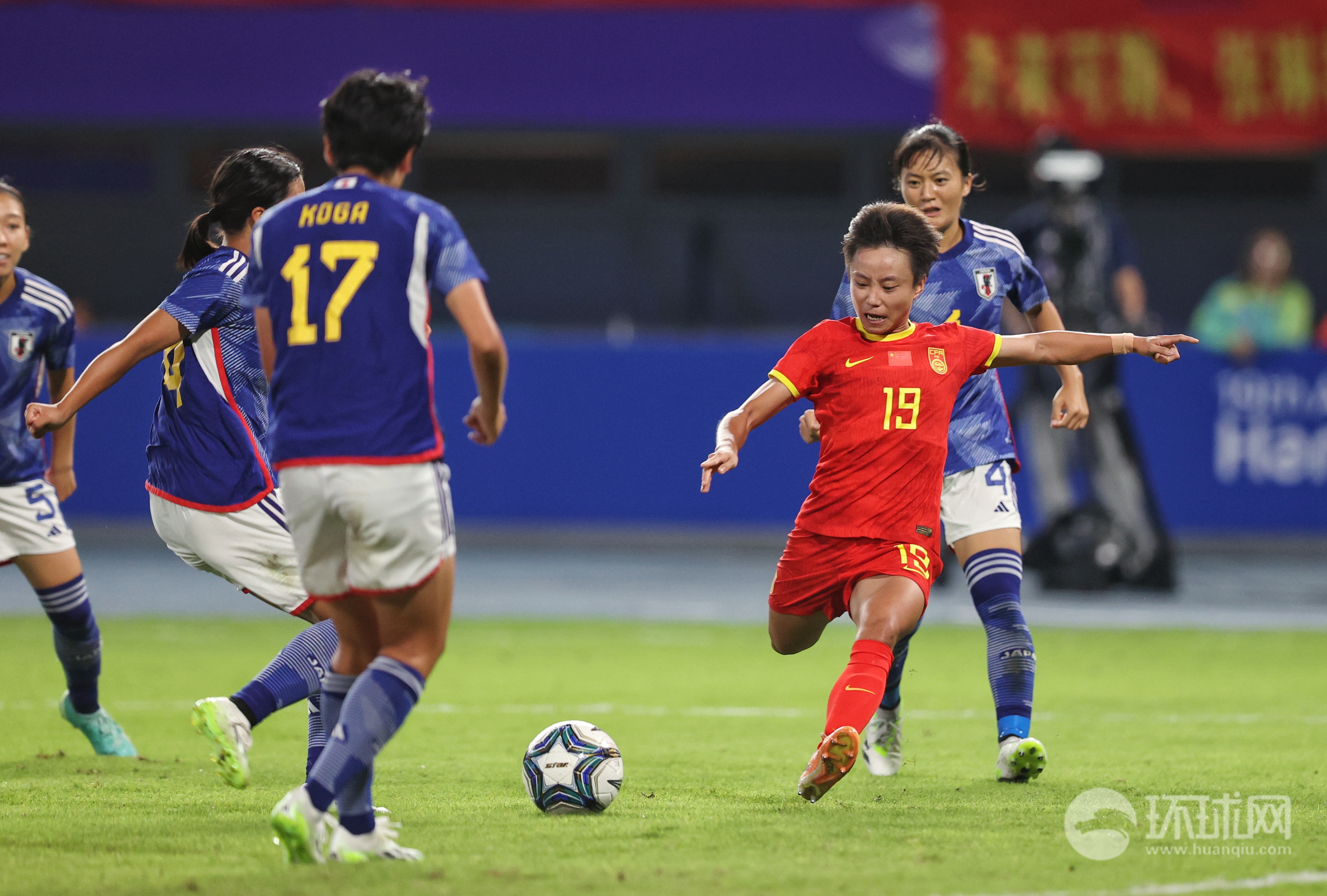 日本女足比赛结束，队员们欢庆胜利 日本女足比赛结束,队员们欢庆胜利了 
